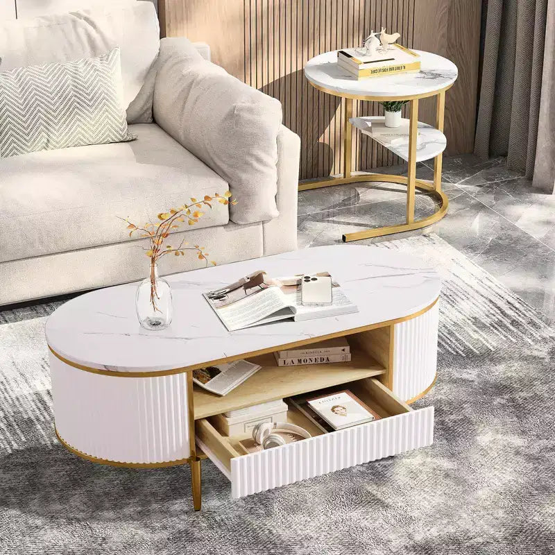 Tavolino da caffè moderno di lusso con scanalature, tavolino da caffè ovale da 120 cm con contenitore, piano in finto marmo, design a profilo curvo, gambe e maniglie in metallo dorato, bianco