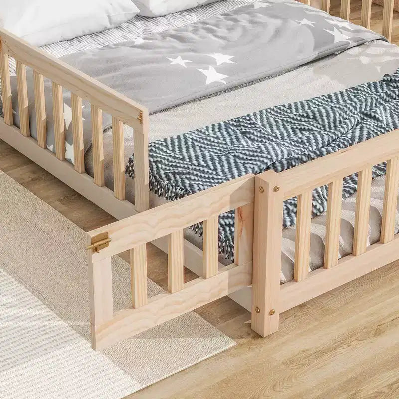 MAYEERTY Letto a Pavimento con Testiera a Forma di Casa e Recinzione Beige