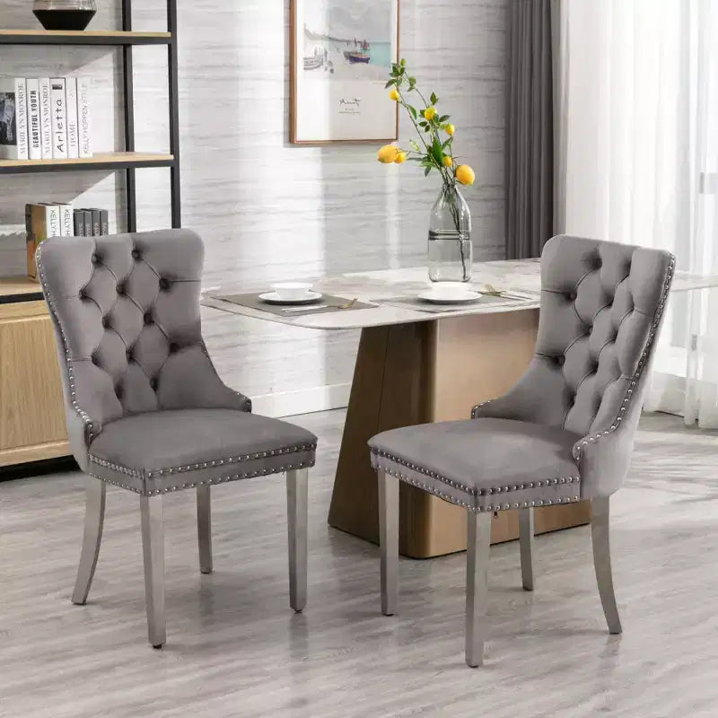 Set di 2 sedie da pranzo moderne Zeus & Ruta in velluto, con imbottitura trapuntata di alta qualità, struttura in legno massiccio e gambe con placcatura in acciaio inossidabile cromato