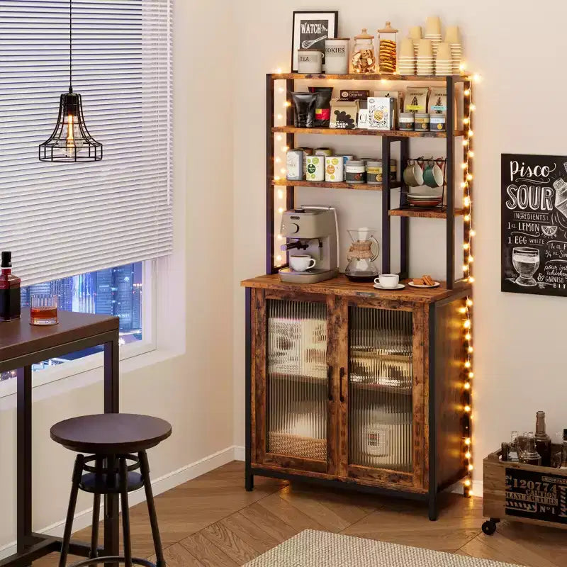 Scaffale da Panettiere con Mobiletto, Supporto per Microonde a 5 Livelli, Scaffale da Panettiere Verticale con Anta, Caffetteria Alta, Mobile Bar Marrone con Ganci, per Cucina
