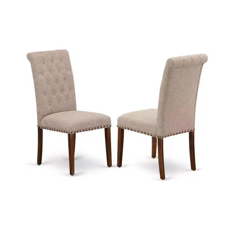 Set da pranzo HomeStock Belmont 6 pezzi include un tavolo da pranzo rettangolare, quattro sedie Parson con tessuto Light Fawn e una panca, finitura mogano