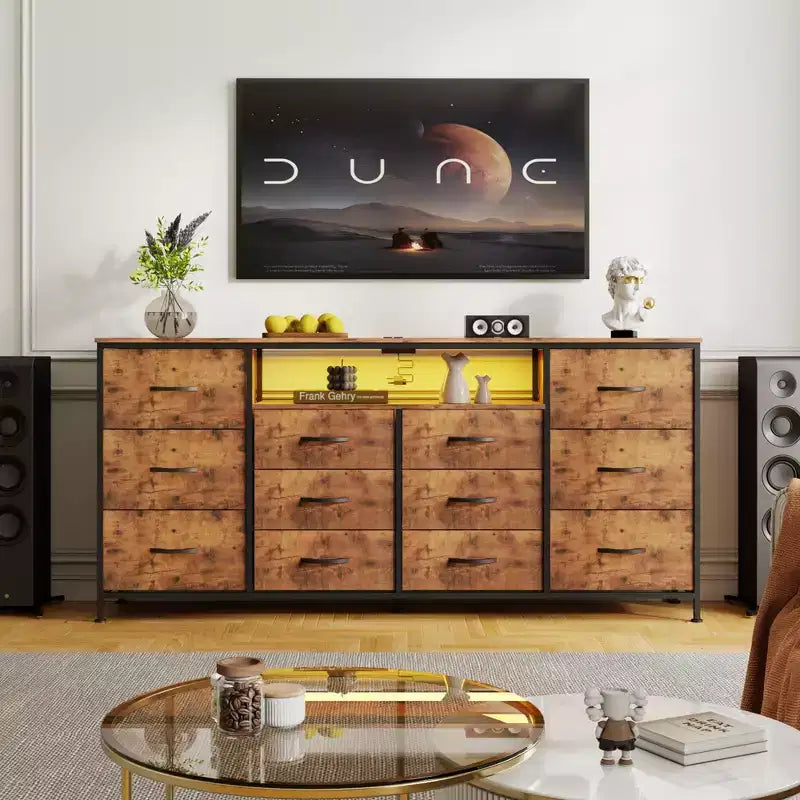 Comò TV a 63 cassetti per TV da 65 70 75 pollici, Comò in tessuto con stazione di ricarica, luci LED, ripiani aperti e 12 cassetti
