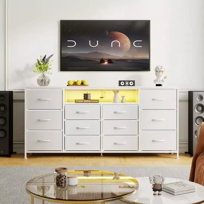 Comò TV a 63 cassetti per TV da 65 70 75 pollici, Comò in tessuto con stazione di ricarica, luci LED, ripiani aperti e 12 cassetti