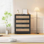 COZONY Cassettiera a 4 cassetti per camera da letto, Comò alto in rattan con prese di corrente, Organizzatore per cassetti moderno in legno con maniglie in metallo per soggiorno, armadio
