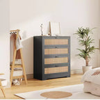 COZONY Cassettiera a 4 cassetti per camera da letto, Comò alto in rattan con prese di corrente, Organizzatore per cassetti moderno in legno con maniglie in metallo per soggiorno, armadio
