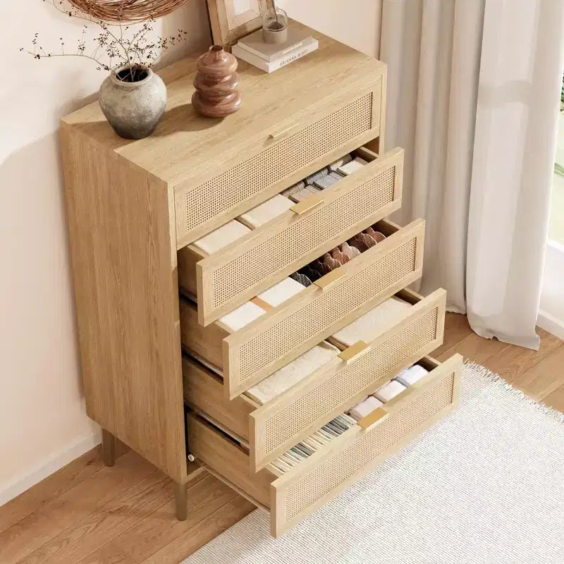 COZONY Cassettiera a 5 cassetti in Rattan, Comò Alto Moderno con Maniglie e Gambe Dorate, Mobile Contenitore da Camera da Letto con Design Antiribaltamento