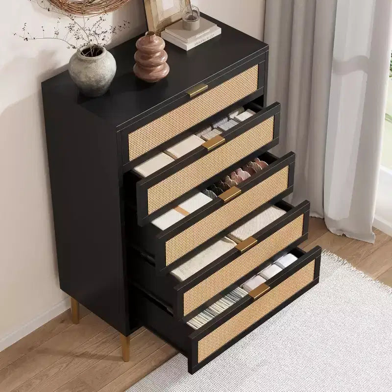 COZONY Cassettiera a 5 cassetti in Rattan, Comò Alto Moderno con Maniglie e Gambe Dorate, Mobile Contenitore da Camera da Letto con Design Antiribaltamento