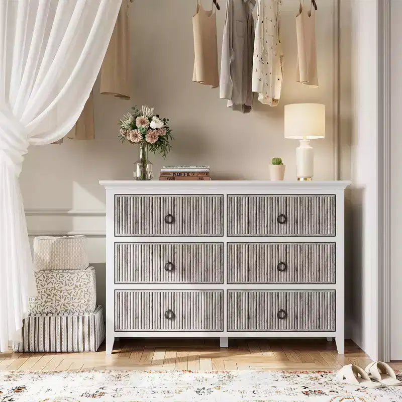 Comò scanalato, comò a 6 cassetti per camera da letto, cassettiera moderna con pannello a onde e maniglie nere a cerchio, organizer in legno largo 120 cm