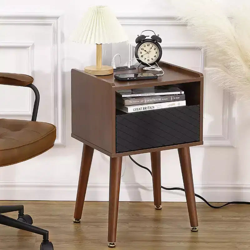 COZONY Tavolino Laterale Ricaricabile con Prese USB, Prese di Corrente, Cassetto Portaoggetti, Gambe in Legno Massello per Soggiorno Camera da Letto