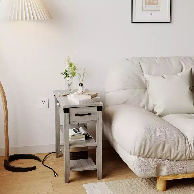 Tavolino COZONY con Stazione di Ricarica, 3 Cassetti, Comodino Stretto per Soggiorno Camera da Letto Ufficio