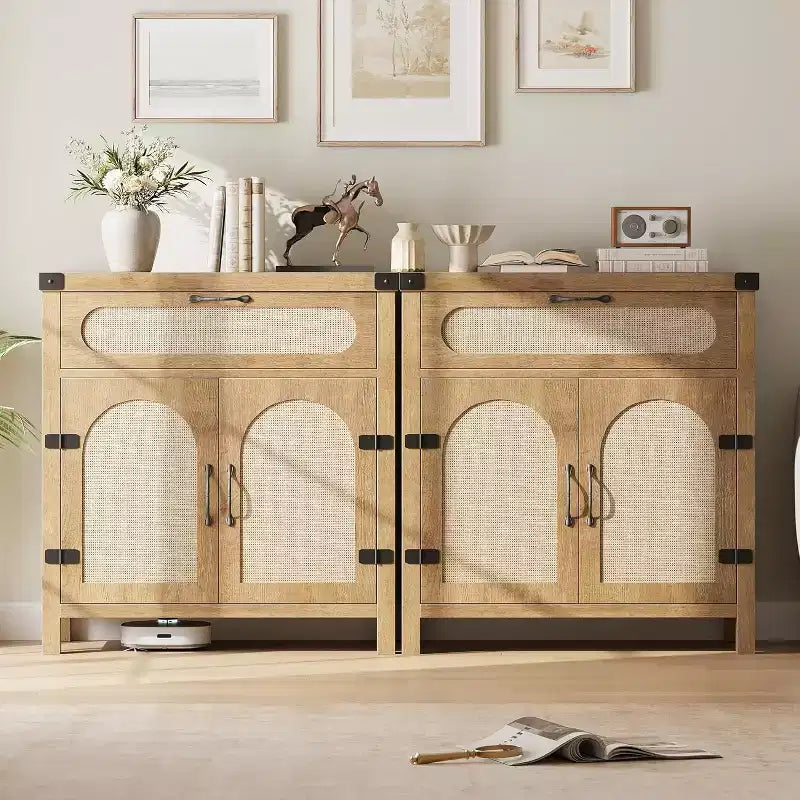 Credenza con funzionalità di contenimento, in stile fattoria bohémien con ripiani regolabili e maniglie, adatta per cucine