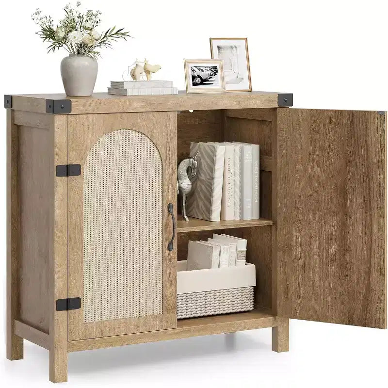 Credenza con funzionalità di contenimento, in stile fattoria bohémien con ripiani regolabili e maniglie, adatta per cucine