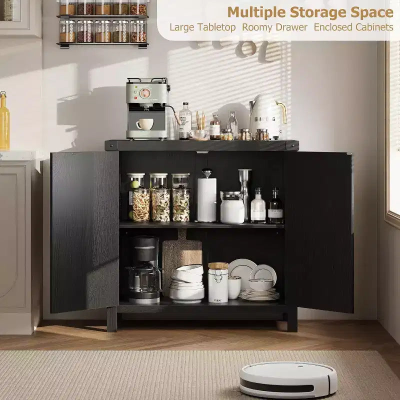 Credenza con funzionalità di contenimento, in stile fattoria bohémien con ripiani regolabili e maniglie, adatta per cucine
