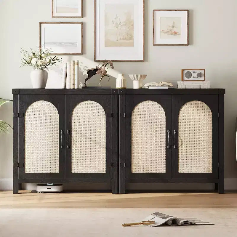 Credenza con funzionalità di contenimento, in stile fattoria bohémien con ripiani regolabili e maniglie, adatta per cucine