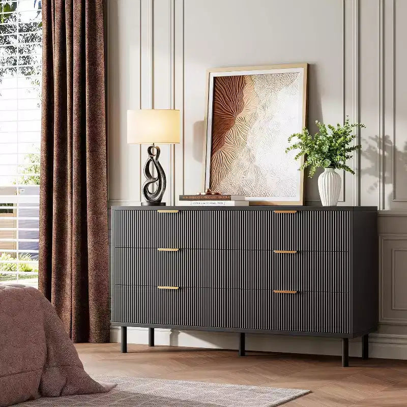 Credenza con funzionalità di contenimento, in stile fattoria bohémien con ripiani regolabili e maniglie, adatta per cucine