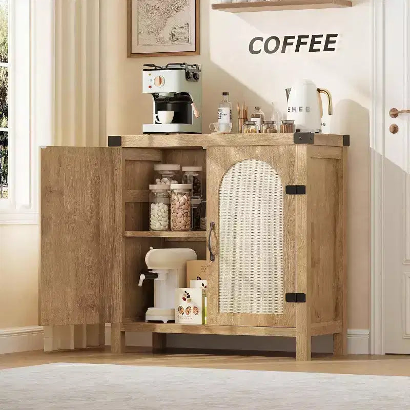 Credenza con funzionalità di contenimento, in stile fattoria bohémien con ripiani regolabili e maniglie, adatta per cucine