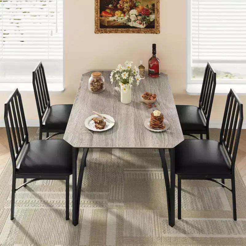 Set da pranzo compatto con bordi smussati e sedie imbottite, perfetto arredamento da cucina e sala da pranzo per piccoli appartamenti e case