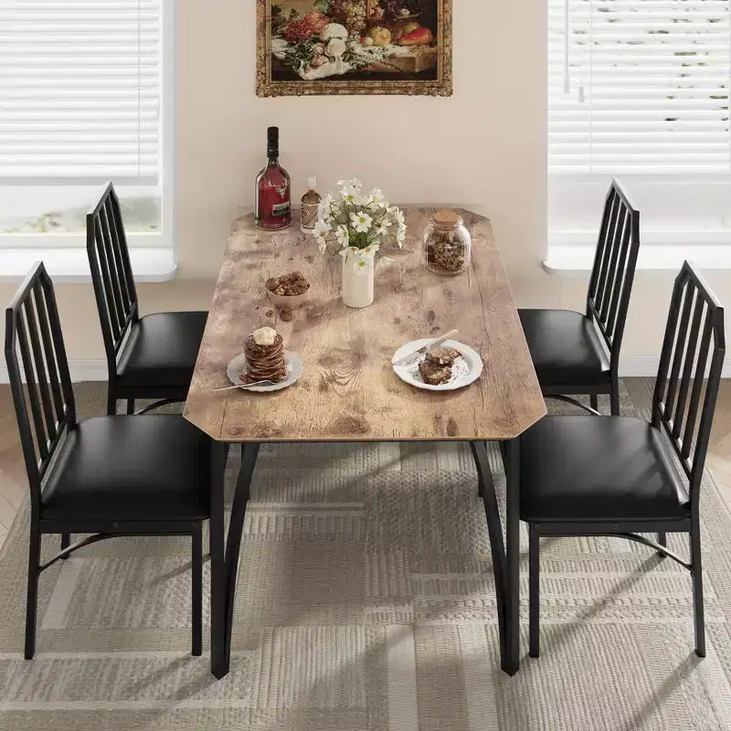 Set da pranzo compatto con bordi smussati e sedie imbottite, perfetto arredamento da cucina e sala da pranzo per piccoli appartamenti e case