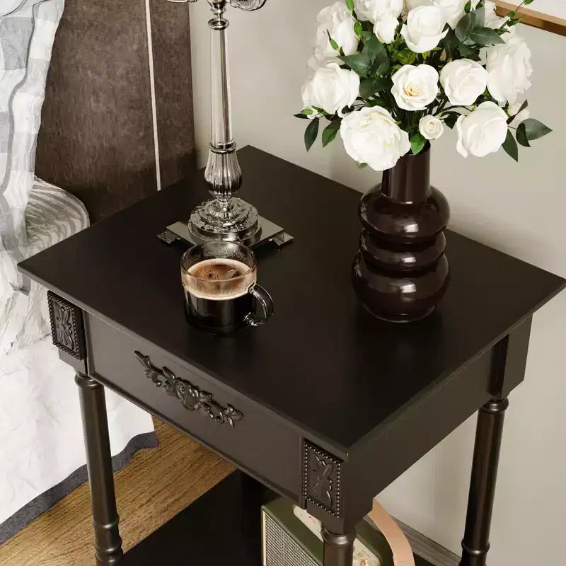 Comodino Famapy Chic Bianco/Nero con cassetto e ripiano inferiore, tavolino laterale: Elegante soluzione salvaspazio per la camera da letto, comodino con cassetto