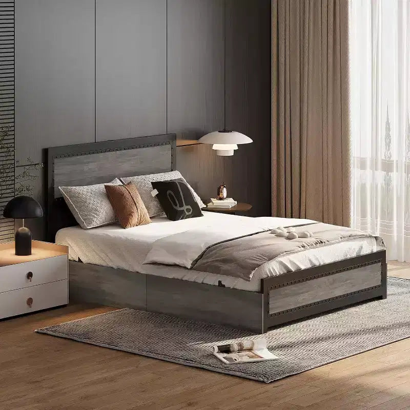 Struttura letto matrimoniale Acekool Queen Size con quattro cassetti portaoggetti e stazione di ricarica, letto a piattaforma rivettato con testiera, supporto a doghe in metallo, grigio
