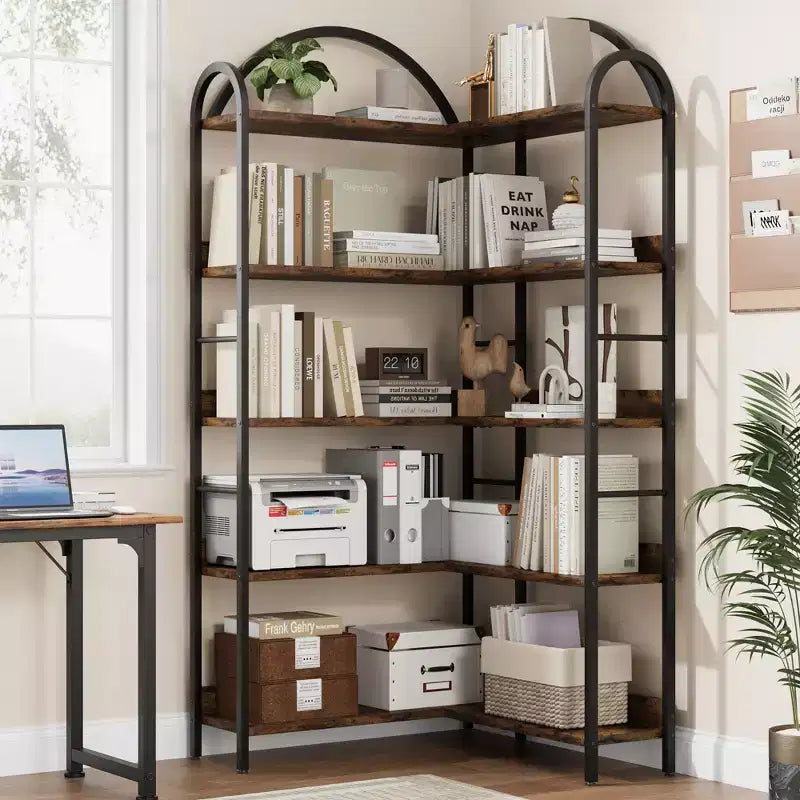 Libreria angolare a cinque ripiani a forma di L con mensole in legno e metallo. Unità espositiva salvaspazio adatta per soggiorni e camere da letto.