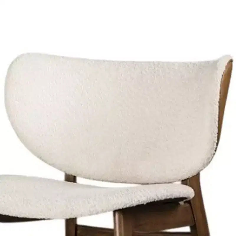 Poltrona Royal Hampton, schienale alato in tessuto bouclé beige, legno noce marrone