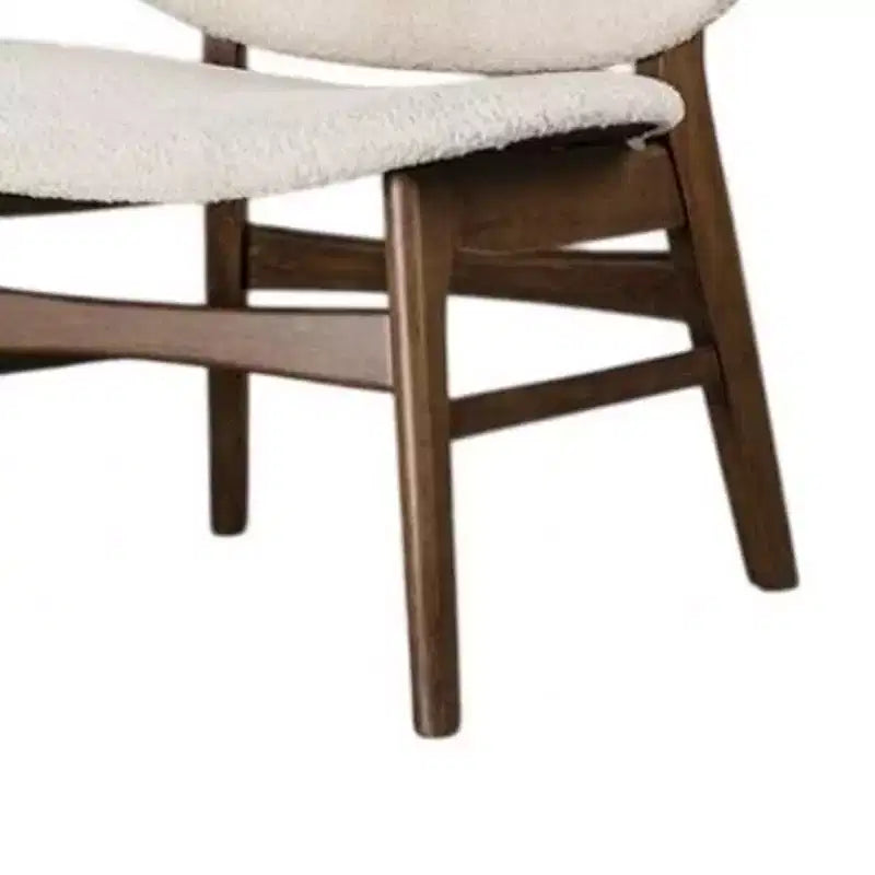 Poltrona Royal Hampton, schienale alato in tessuto bouclé beige, legno noce marrone