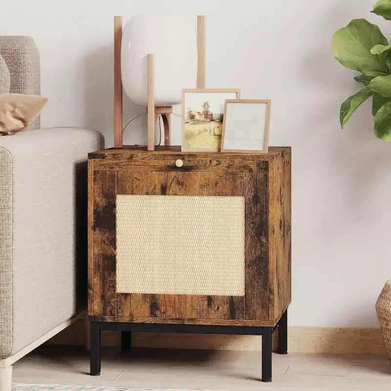 Comodino in Rattan, Comodino con Cassetto in Rattan e Pomelli in Ottone, Tavolino Comodino Boho con Scaffale Contenitore per Camera da Letto