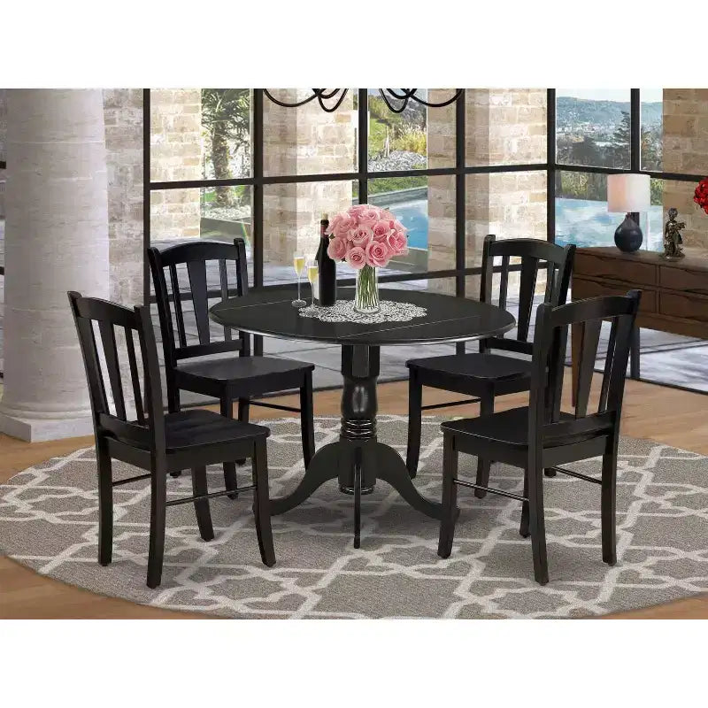 Tavolo da pranzo HomeStock a 5 pezzi, con ripiano in legno massello e finitura nera, e 4 sedie