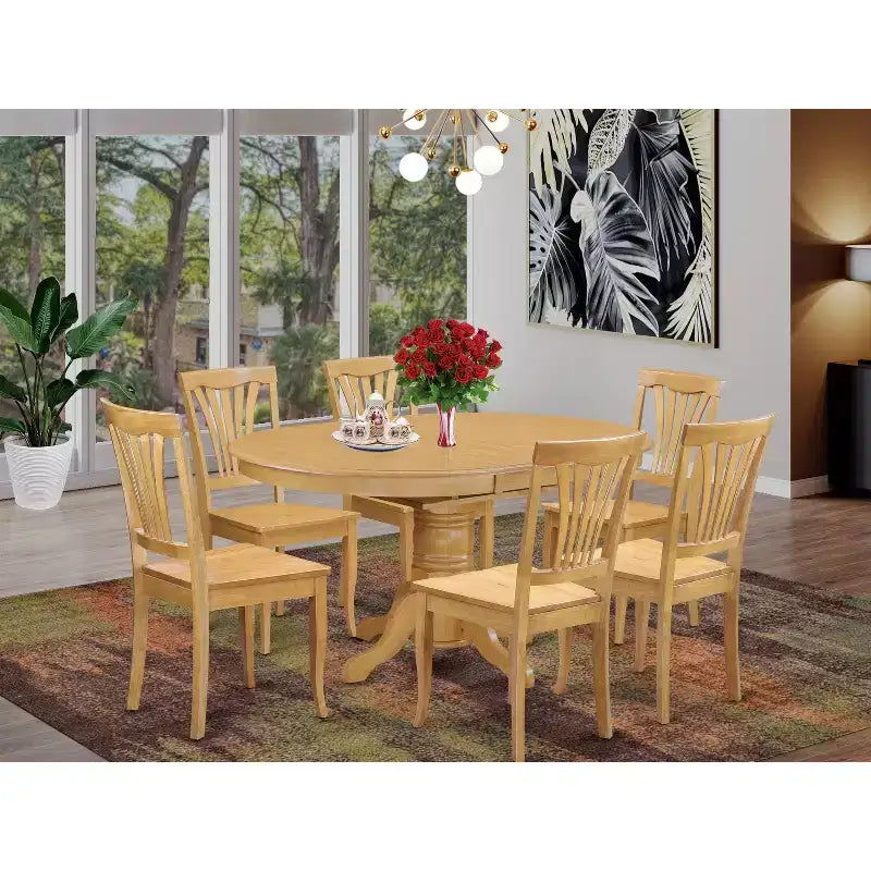 Tavolo da pranzo HomeStock in legno massello con piano ovale e finitura in rovere naturale, 7 pezzi con 6 sedie