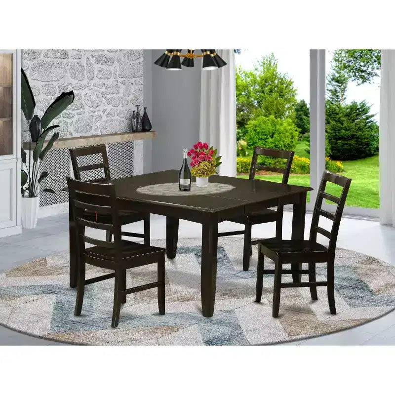 Tavolo da pranzo HomeStock a 5 pezzi, piano in legno massello con finitura cappuccino e 4 sedie