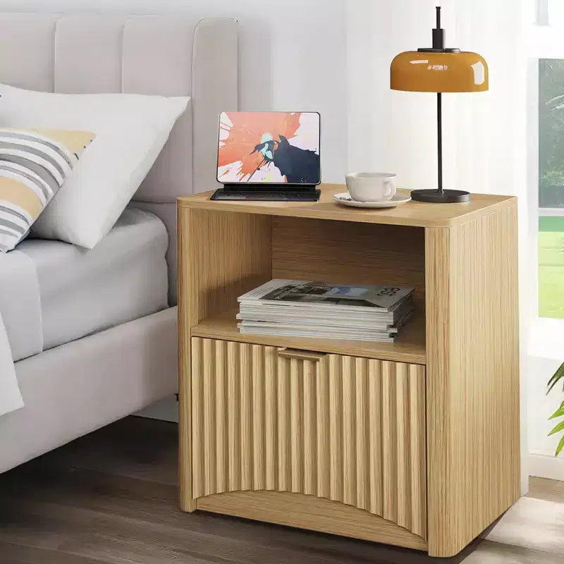 Comodino in Rovere da 23 Pollici, Tavolino da Notte con Superficie Impermeabile con Cassetto e Ripiano, Tavolino Laterale Moderno con Scanalature in Stile Mid-Century per la Camera da Letto