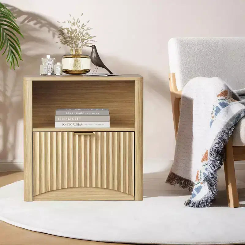 Comodino in Rovere da 23 Pollici, Tavolino da Notte con Superficie Impermeabile con Cassetto e Ripiano, Tavolino Laterale Moderno con Scanalature in Stile Mid-Century per la Camera da Letto