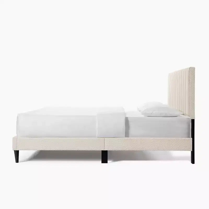 Letto matrimoniale alla francese con struttura in velluto, testiera ad alette con motivo verticale trapuntato, senza bisogno di rete, facile da montare, bianco