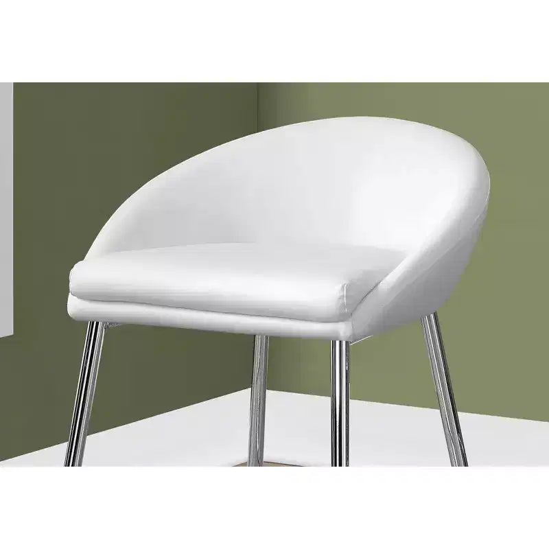 Set di 2 sgabelli da bancone Okak, sedie da bar contemporanee con struttura in metallo cromato, sedute moderne imbottite ad altezza bancone per isola cucina