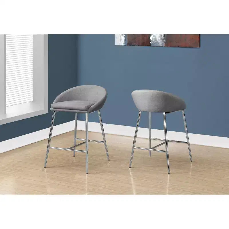 Set di 2 sgabelli da bancone Okak, sedie da bar contemporanee con struttura in metallo cromato, sedute moderne imbottite ad altezza bancone per isola cucina