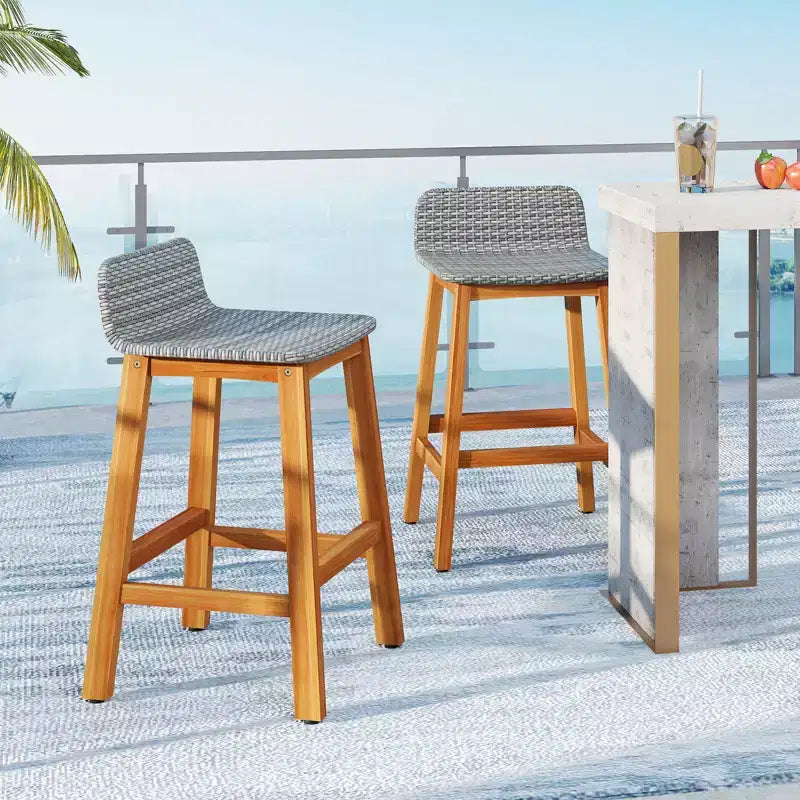 Set di 2 sgabelli da bar Costway in legno massello di acacia, sedie da patio in rattan altezza bar per portico