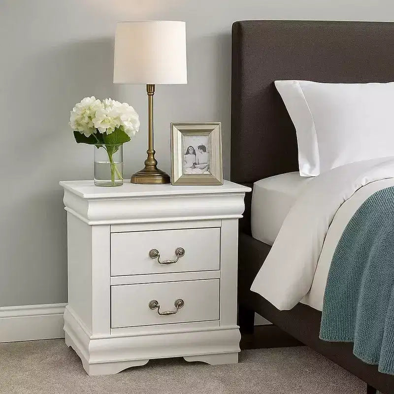 Comodino in legno Royal Hampton a 2 cassetti con maniglie a sospensione in metallo e piedini a staffa, bianco