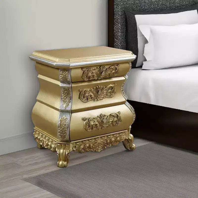 Comodino Royal Hampton sagomato a bombé con 3 cassetti intagliati, oro
