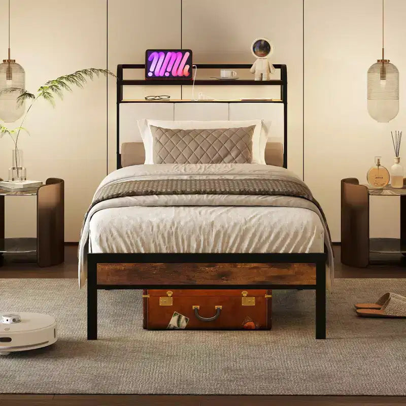 Struttura letto Costway Full/Queen/King size con stazione di ricarica, letto a piattaforma in metallo con testiera imbottita