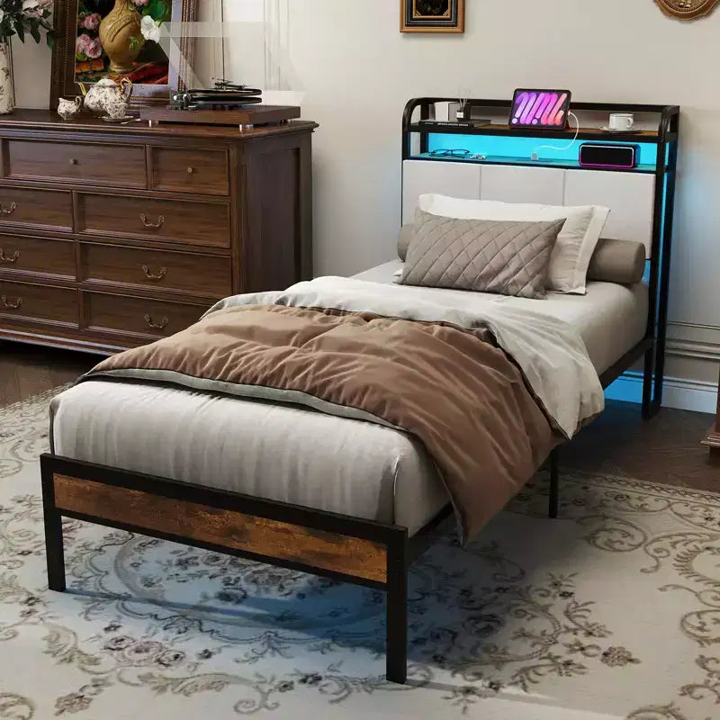 Struttura letto Costway Full/Queen/King size con stazione di ricarica, letto a piattaforma in metallo con testiera imbottita