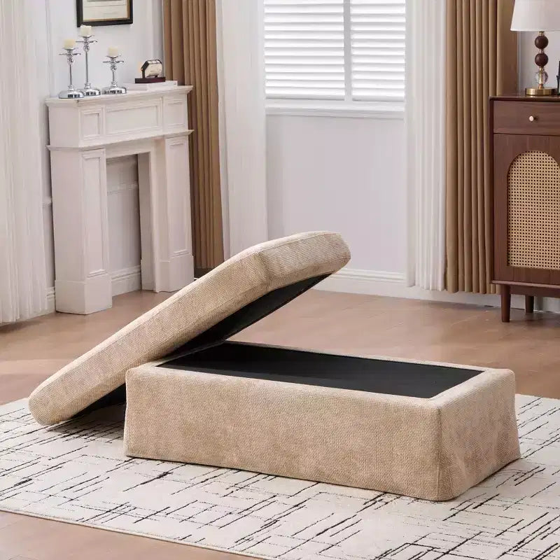 Panca ottomana contenitore moderna Okak in ciniglia senza braccioli con gambe in metallo nero, poggiapiedi imbottito per soggiorno, camera da letto