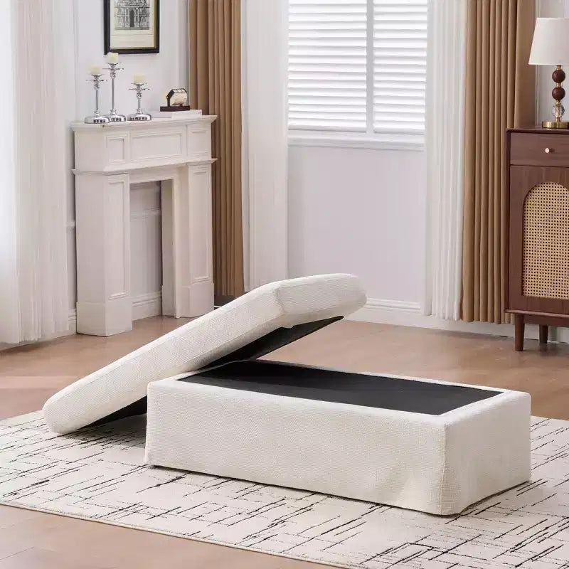 Panca ottomana contenitore moderna Okak in ciniglia senza braccioli con gambe in metallo nero, poggiapiedi imbottito per soggiorno, camera da letto