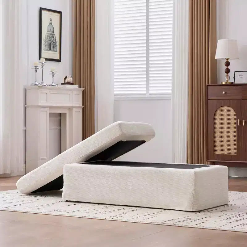 Panca ottomana contenitore moderna Okak in ciniglia senza braccioli con gambe in metallo nero, poggiapiedi imbottito per soggiorno, camera da letto