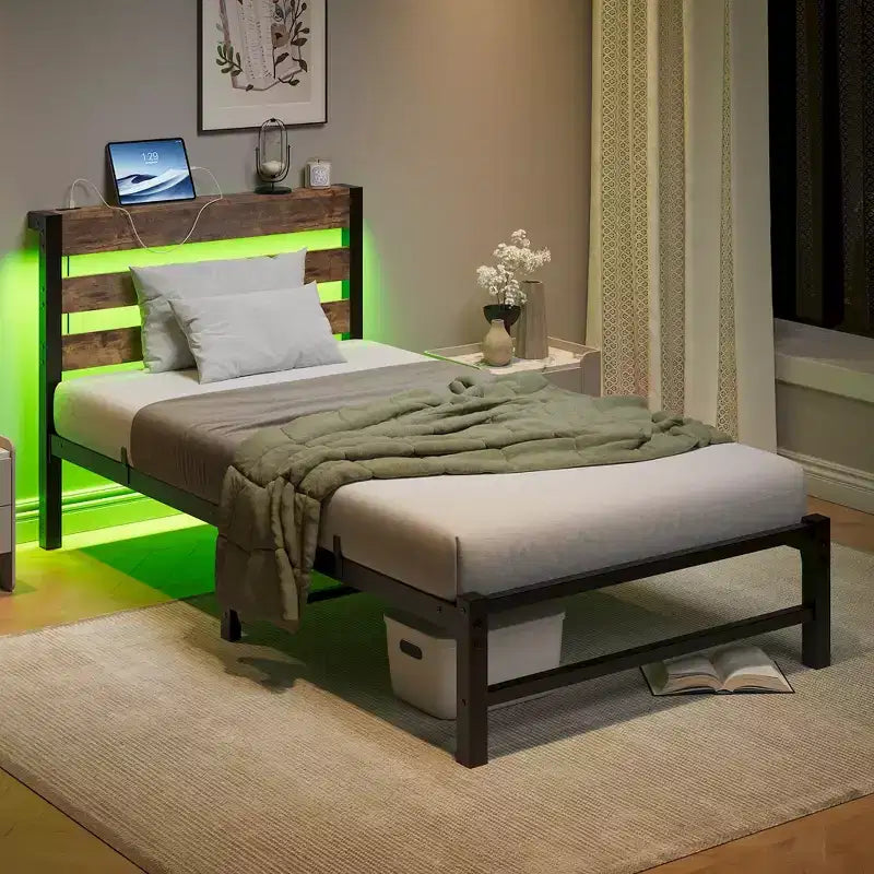GDFStudio Althea Letto a piattaforma moderno in metallo e legno con testiera contenitore, luci RGB e stazione di ricarica