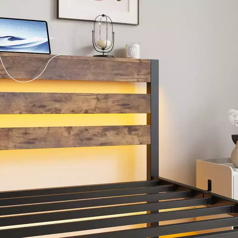 GDFStudio Althea Letto a piattaforma moderno in metallo e legno con testiera contenitore, luci RGB e stazione di ricarica