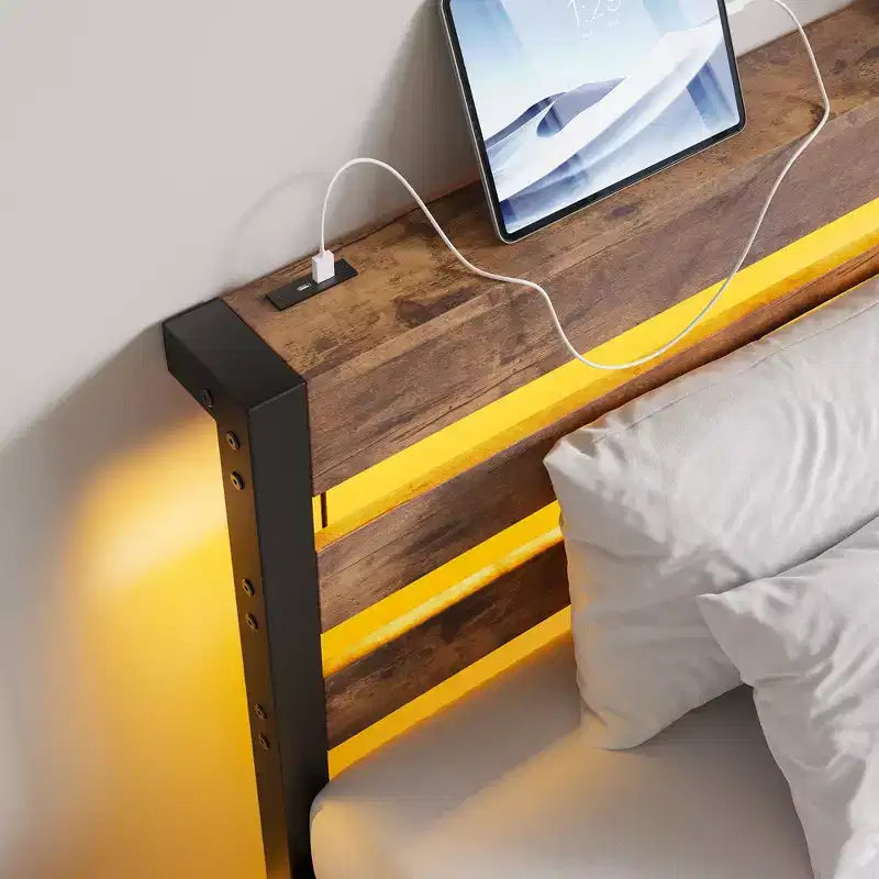 GDFStudio Althea Letto a piattaforma moderno in metallo e legno con testiera contenitore, luci RGB e stazione di ricarica