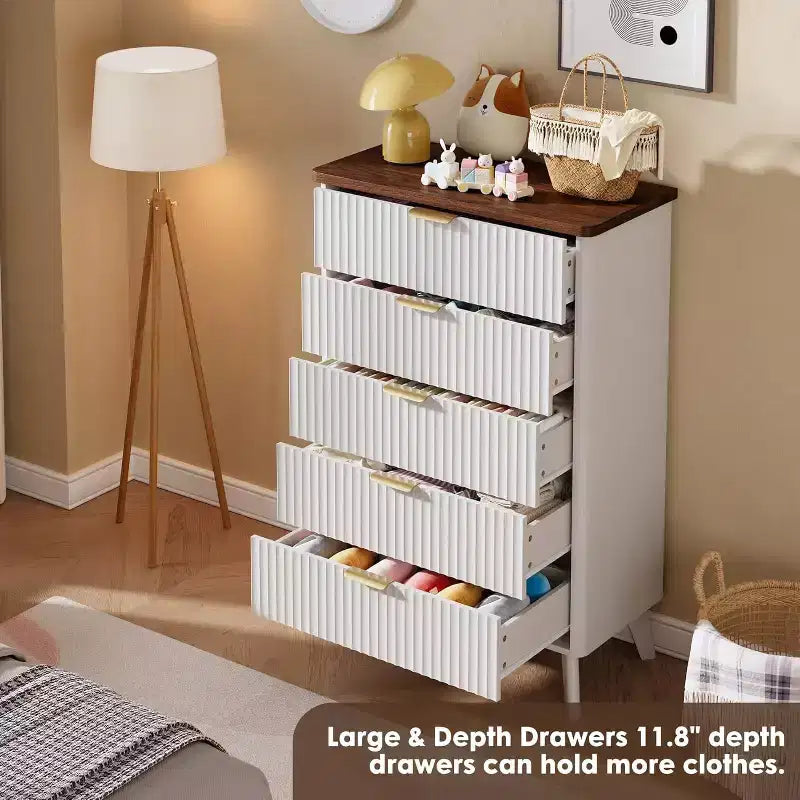 Cassettiera scanalata per camera da letto con 5 cassetti profondi, comò alto 120 cm, design a profilo curvo, cassettiera moderna in legno, per soggiorno