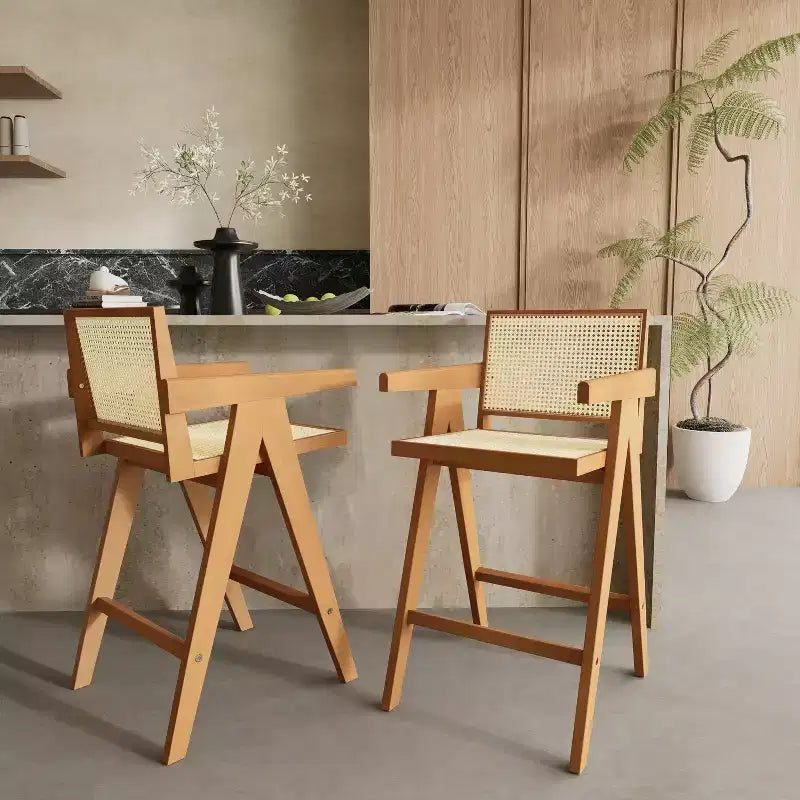Sgabelli da bar Okak (set da 2) in legno massello ad altezza bancone per sale da pranzo, poltrone con schienale in rattan per isole cucina, finitura naturale