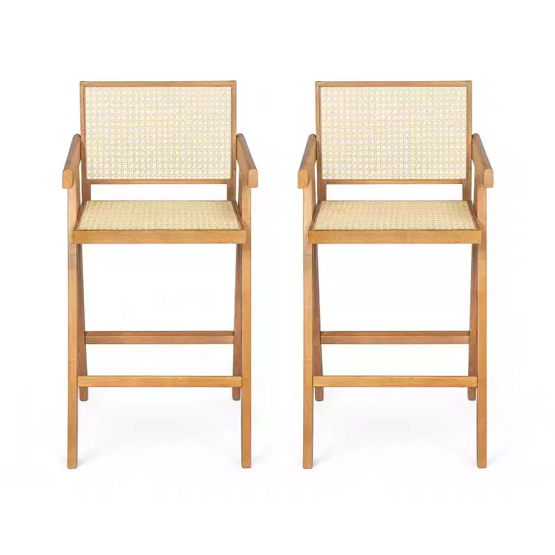 Sgabelli da bar Okak (set da 2) in legno massello ad altezza bancone per sale da pranzo, poltrone con schienale in rattan per isole cucina, finitura naturale